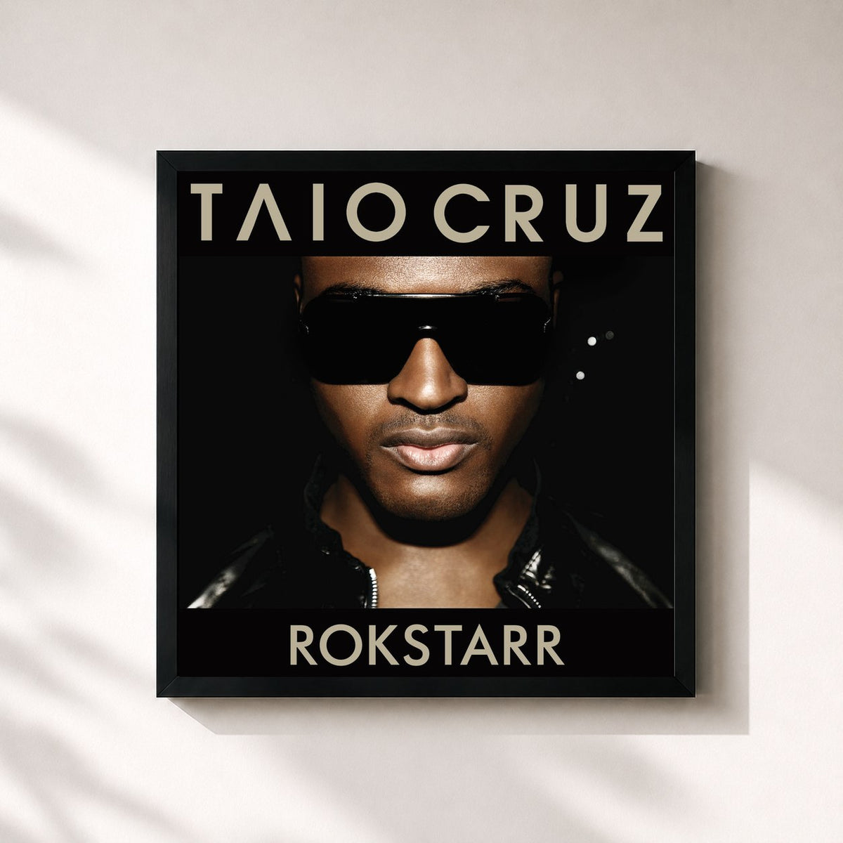 #noir Tableau carré de l'album Rokstarr de Taio Cruz, cadre noir 32x32 cm