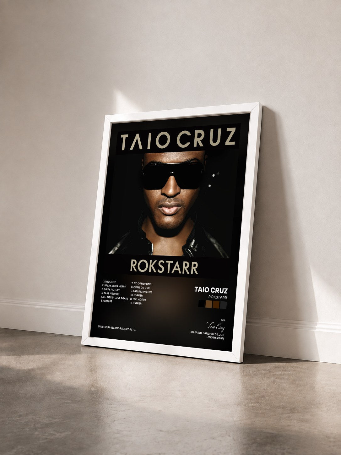 #blanc Tableau de l'album Rokstarr de Taio Cruz vu de trois quarts, cadre blanc