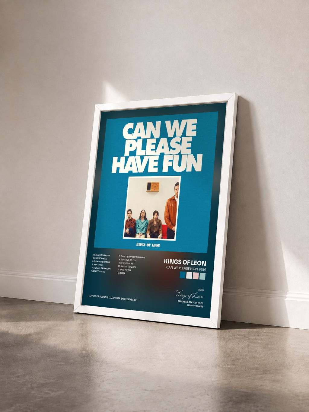 #blanc Can We Please Have Fun di Kings of Leon in stampa incorniciata vista di tre quarti, cornice bianca