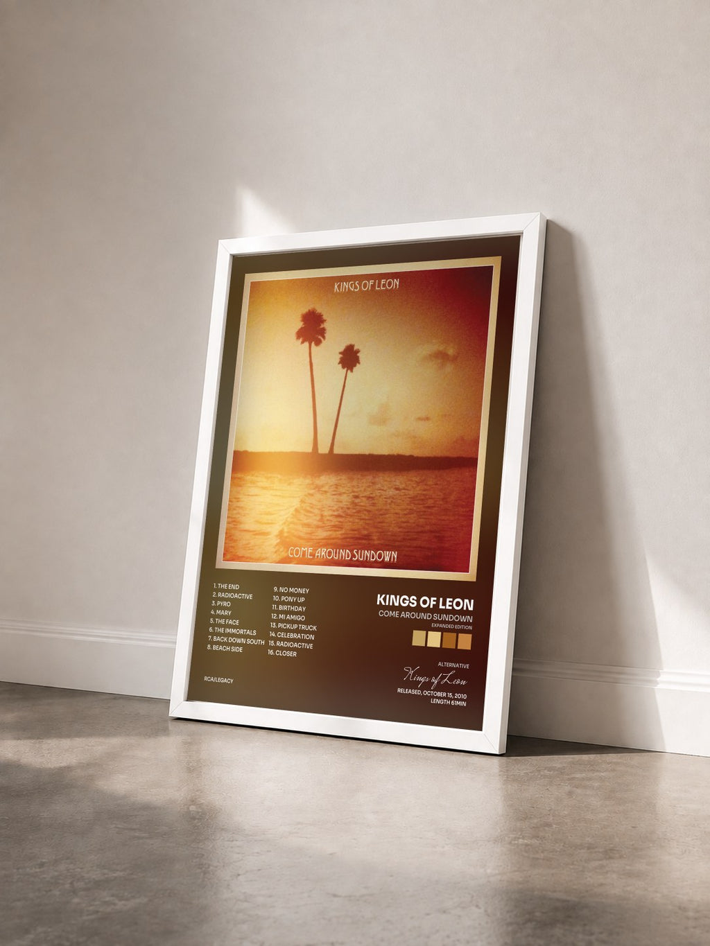 #blanc Come Around Sundown (Expanded Edition) di Kings of Leon in stampa incorniciata vista di tre quarti, cornice bianca