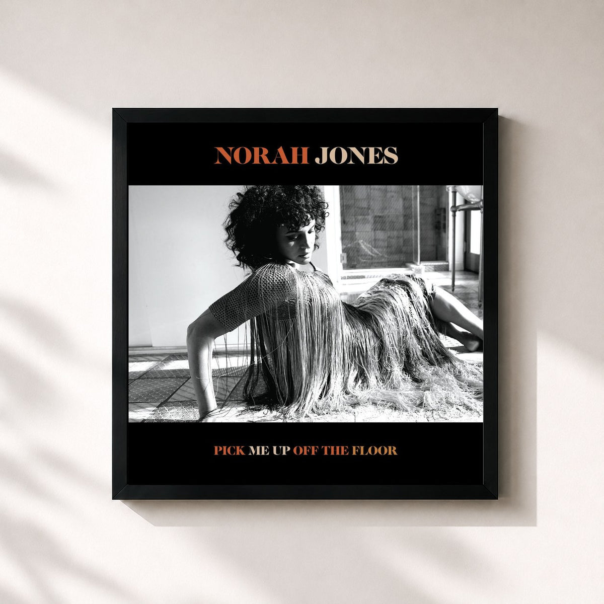 #noir Tableau carré de l'album Pick Me Up Off The Floor de Norah Jones, cadre noir 32x32 cm
