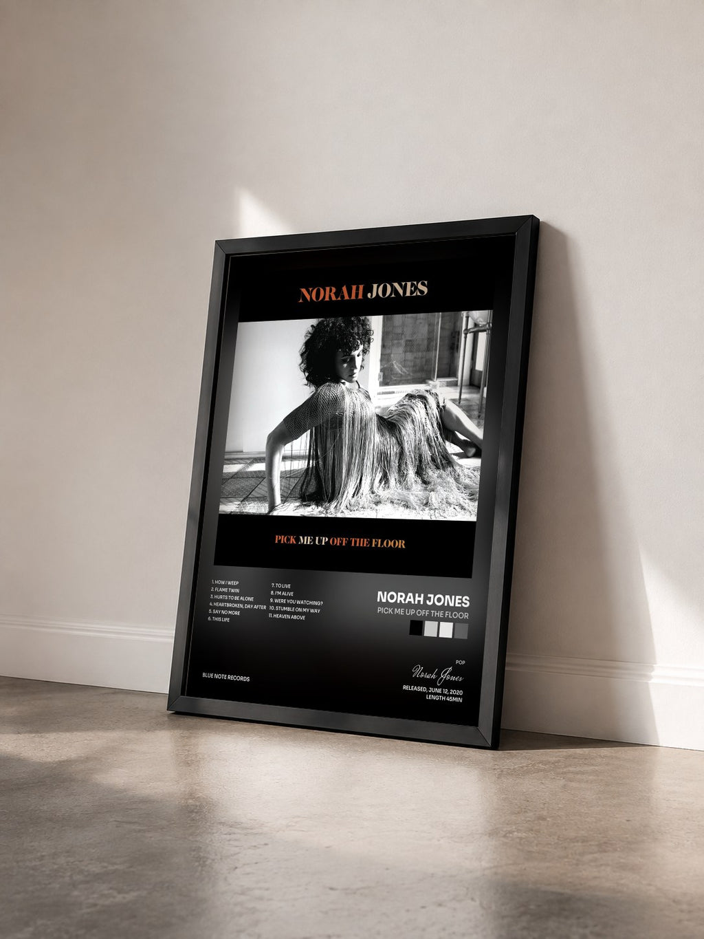 #noir Tableau de l'album Pick Me Up Off The Floor de Norah Jones vu de trois quarts, cadre noir