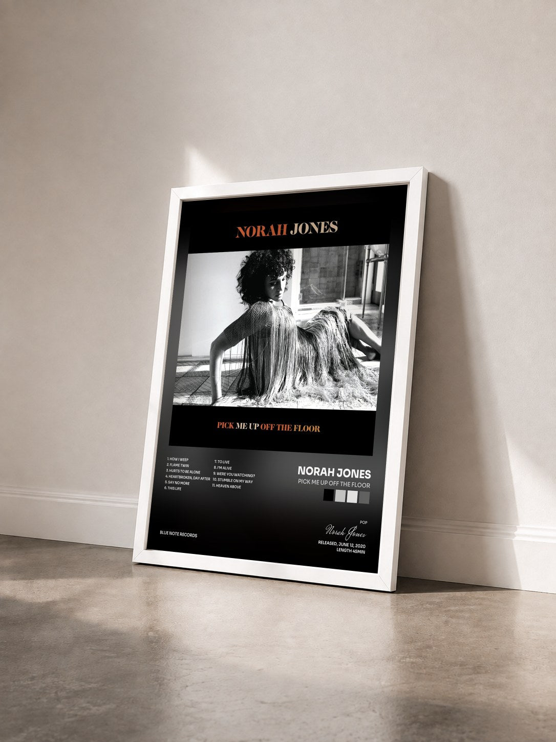 #blanc Tableau de l'album Pick Me Up Off The Floor de Norah Jones vu de trois quarts, cadre blanc