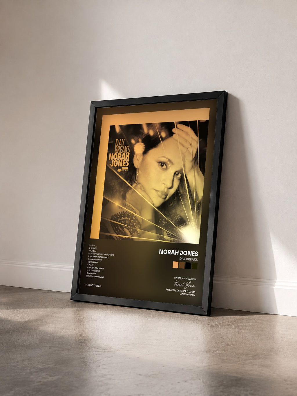 #noir Day Breaks di Norah Jones in stampa incorniciata vista di tre quarti, cornice nera