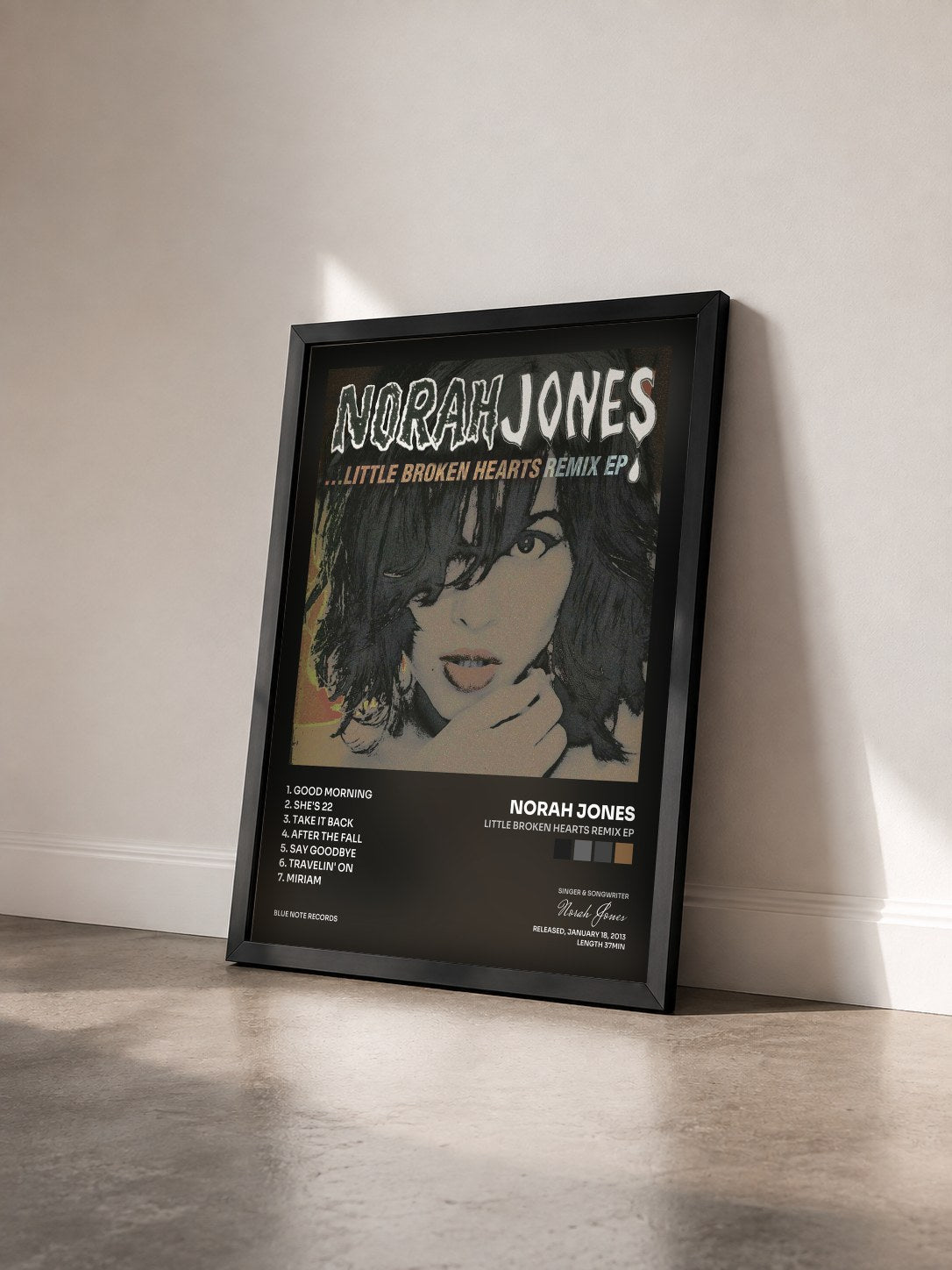 #noir Tableau de l'album Little Broken Hearts Remix EP de Norah Jones vu de trois quarts, cadre noir