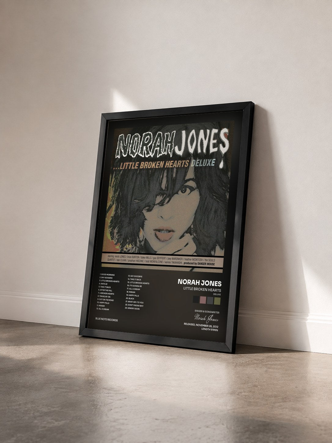 #noir Tableau de l'album Little Broken Hearts (Deluxe) de Norah Jones vu de trois quarts, cadre noir