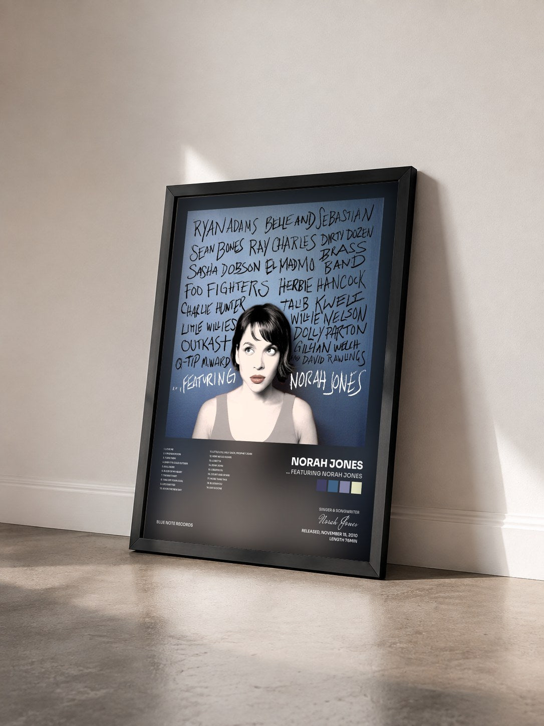 #noir Tableau de l'album … Featuring Norah Jones de Norah Jones vu de trois quarts, cadre noir