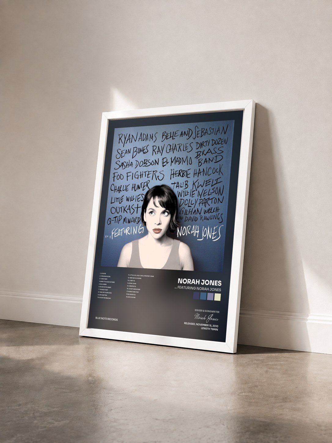 #blanc Tableau de l'album … Featuring Norah Jones de Norah Jones vu de trois quarts, cadre blanc
