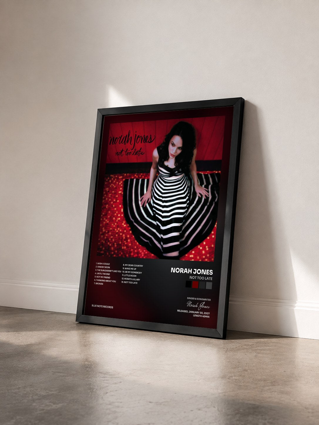#noir Tableau de l'album Not Too Late de Norah Jones vu de trois quarts, cadre noir