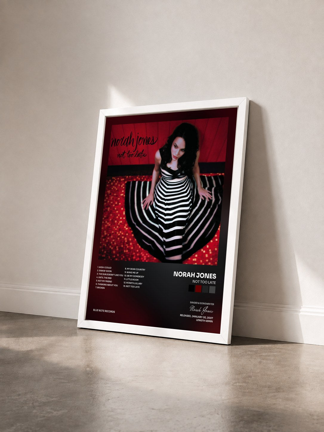 #blanc Tableau de l'album Not Too Late de Norah Jones vu de trois quarts, cadre blanc