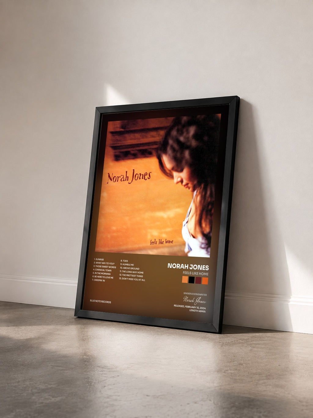 #noir Tableau de l'album Feels Like Home de Norah Jones vu de trois quarts, cadre noir