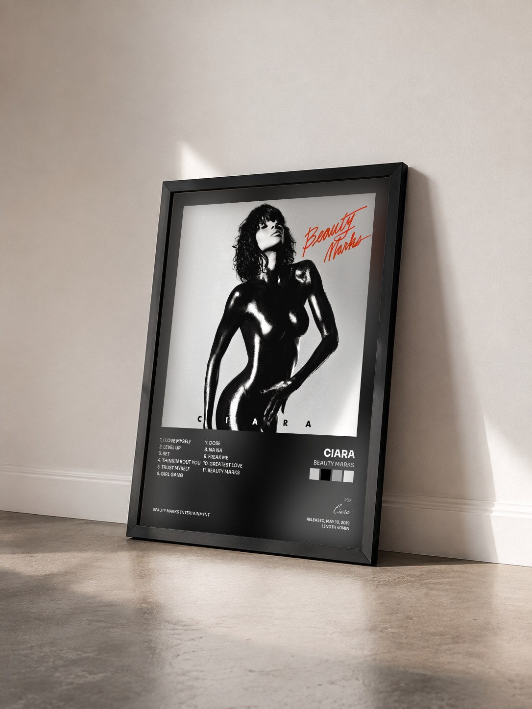 #noir Tableau de l'album Beauty Marks de Ciara vu de trois quarts, cadre noir