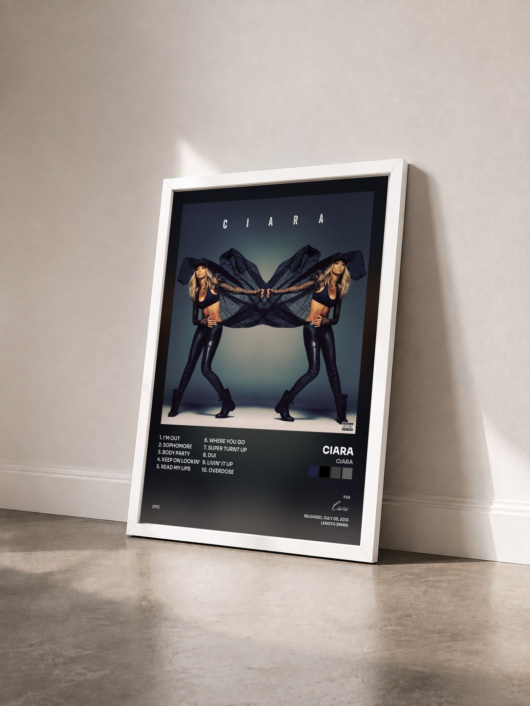 #blanc Tableau de l'album Ciara de Ciara vu de trois quarts, cadre blanc