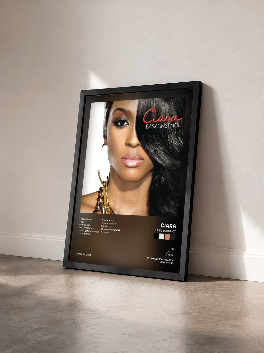 #noir Tableau de l'album Basic Instinct de Ciara vu de trois quarts, cadre noir