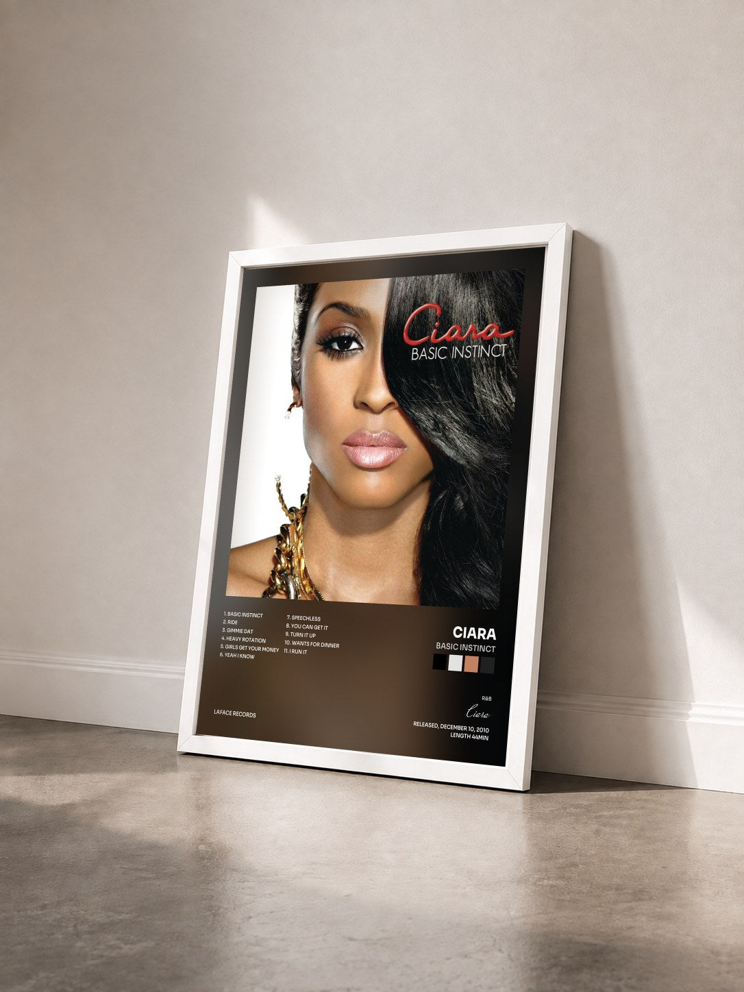 #blanc Tableau de l'album Basic Instinct de Ciara vu de trois quarts, cadre blanc