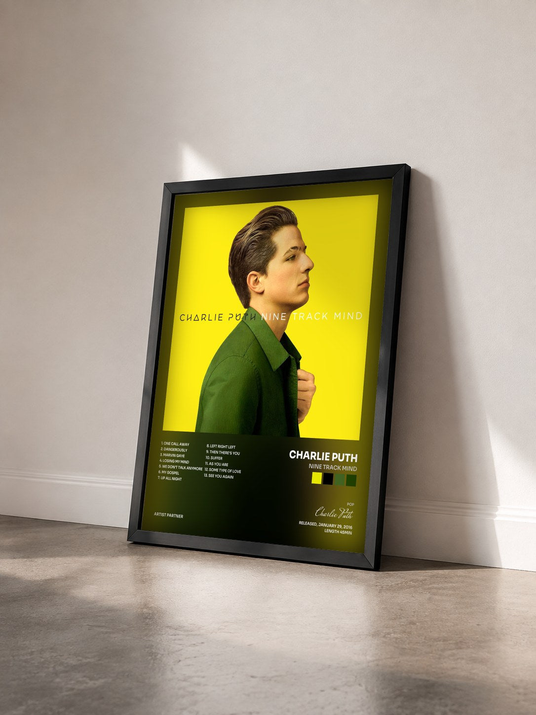 #noir Tableau de l'album Nine Track Mind de Charlie Puth vu de trois quarts, cadre noir
