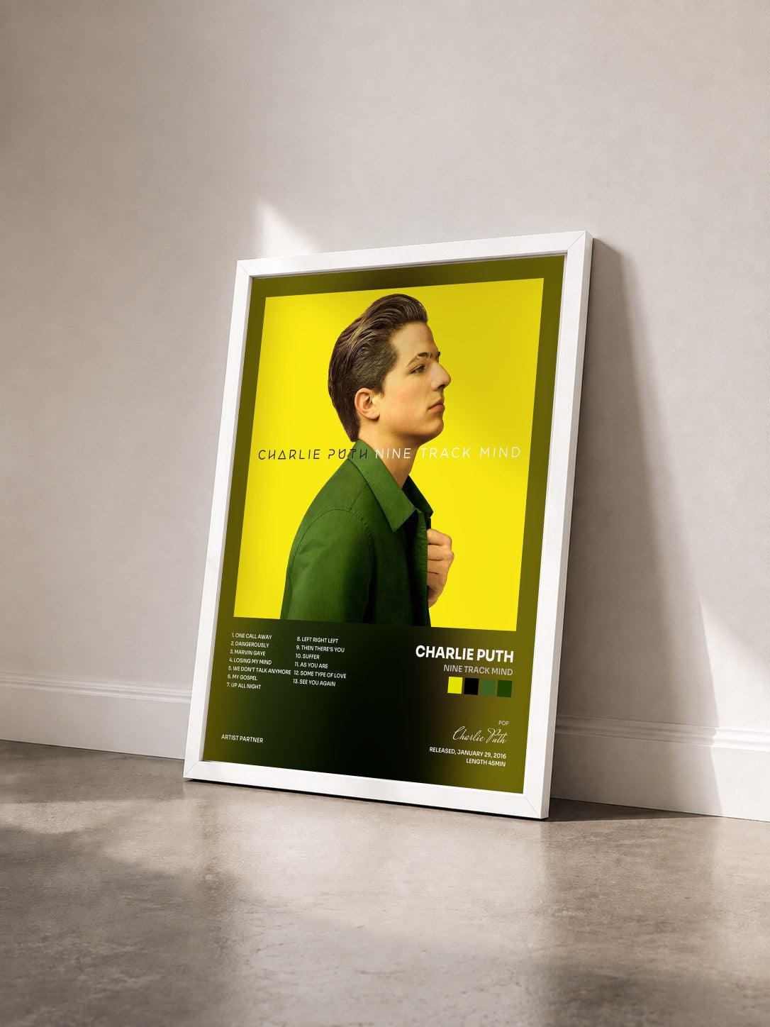 #blanc Tableau de l'album Nine Track Mind de Charlie Puth vu de trois quarts, cadre blanc