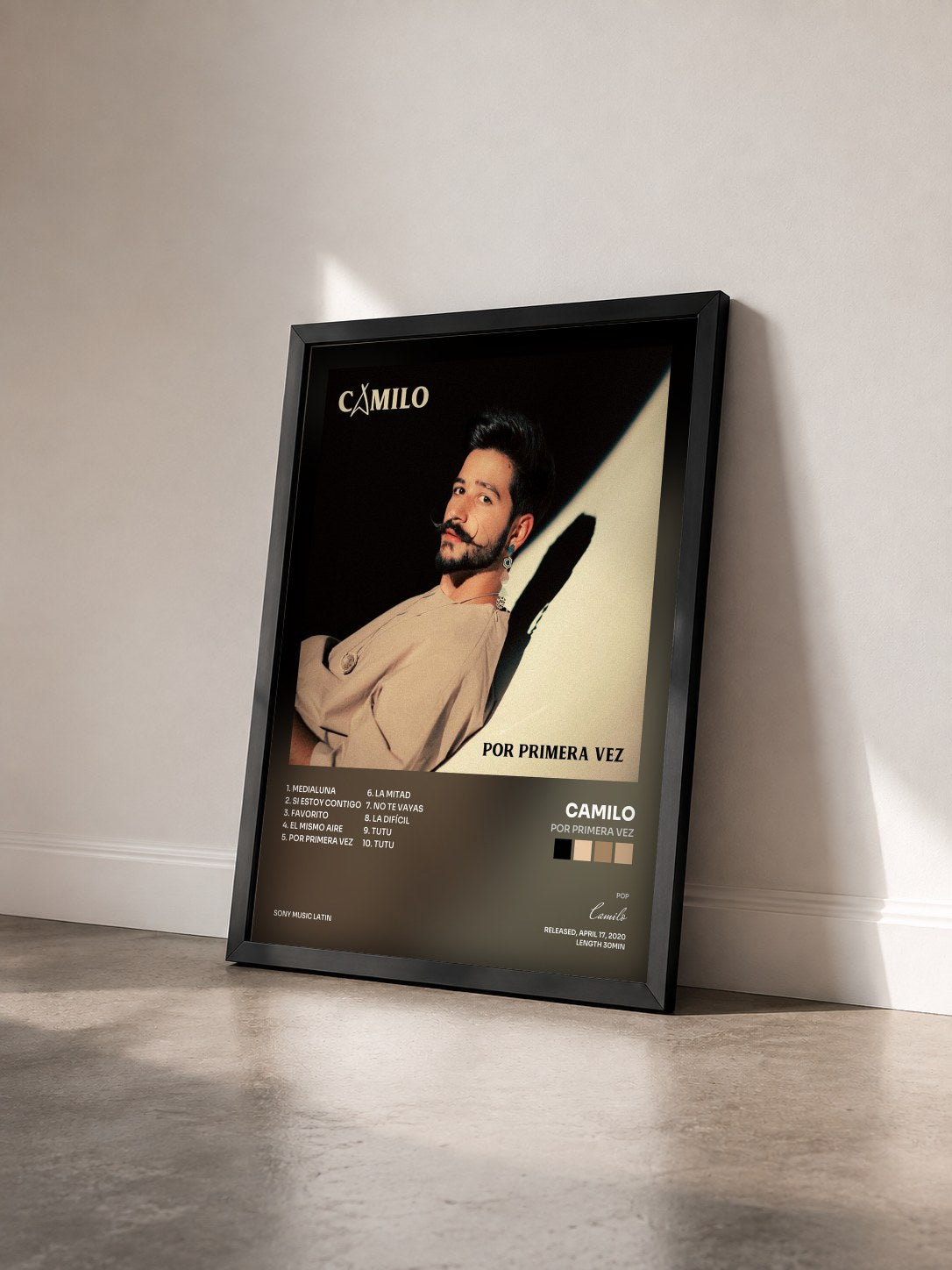 #noir Por Primera Vez di Camilo in stampa incorniciata vista di tre quarti, cornice nera