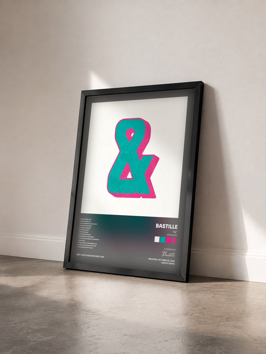 #noir Tableau de l'album “&” (Ampersand) de Bastille vu de trois quarts, cadre noir