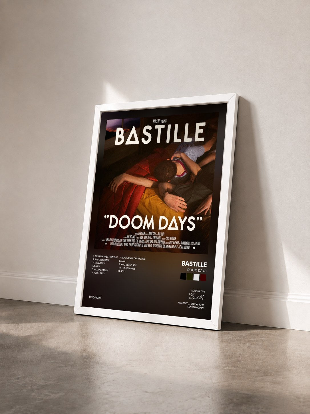 #blanc Doom Days von Bastille als gerahmter Kunstdruck von schräg gesehen, weißer Rahmen