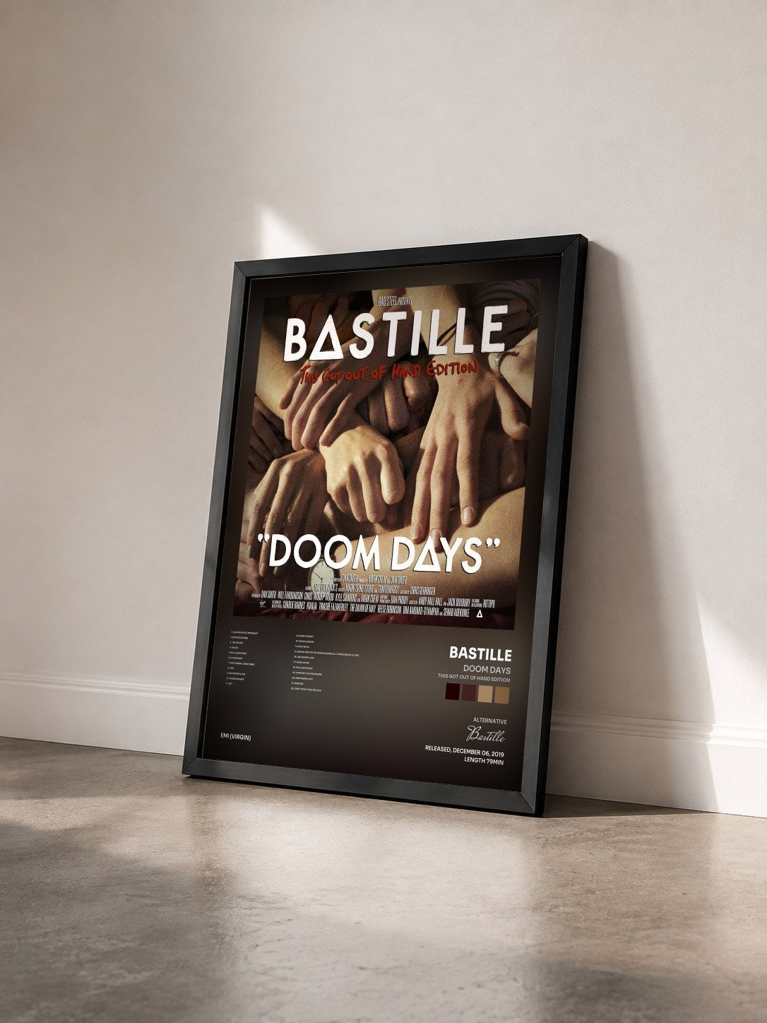 #noir Doom Days (This Got Out Of Hand Edition) von Bastille als gerahmter Kunstdruck von schräg gesehen, schwarzer Rahmen
