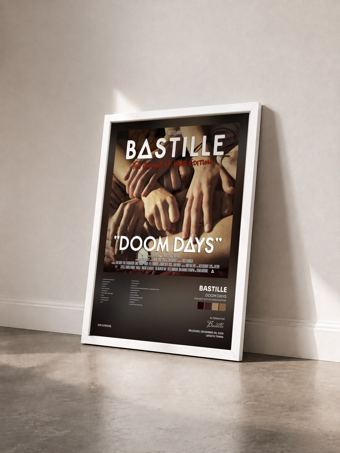 #blanc Doom Days (This Got Out Of Hand Edition) von Bastille als gerahmter Kunstdruck von schräg gesehen, weißer Rahmen