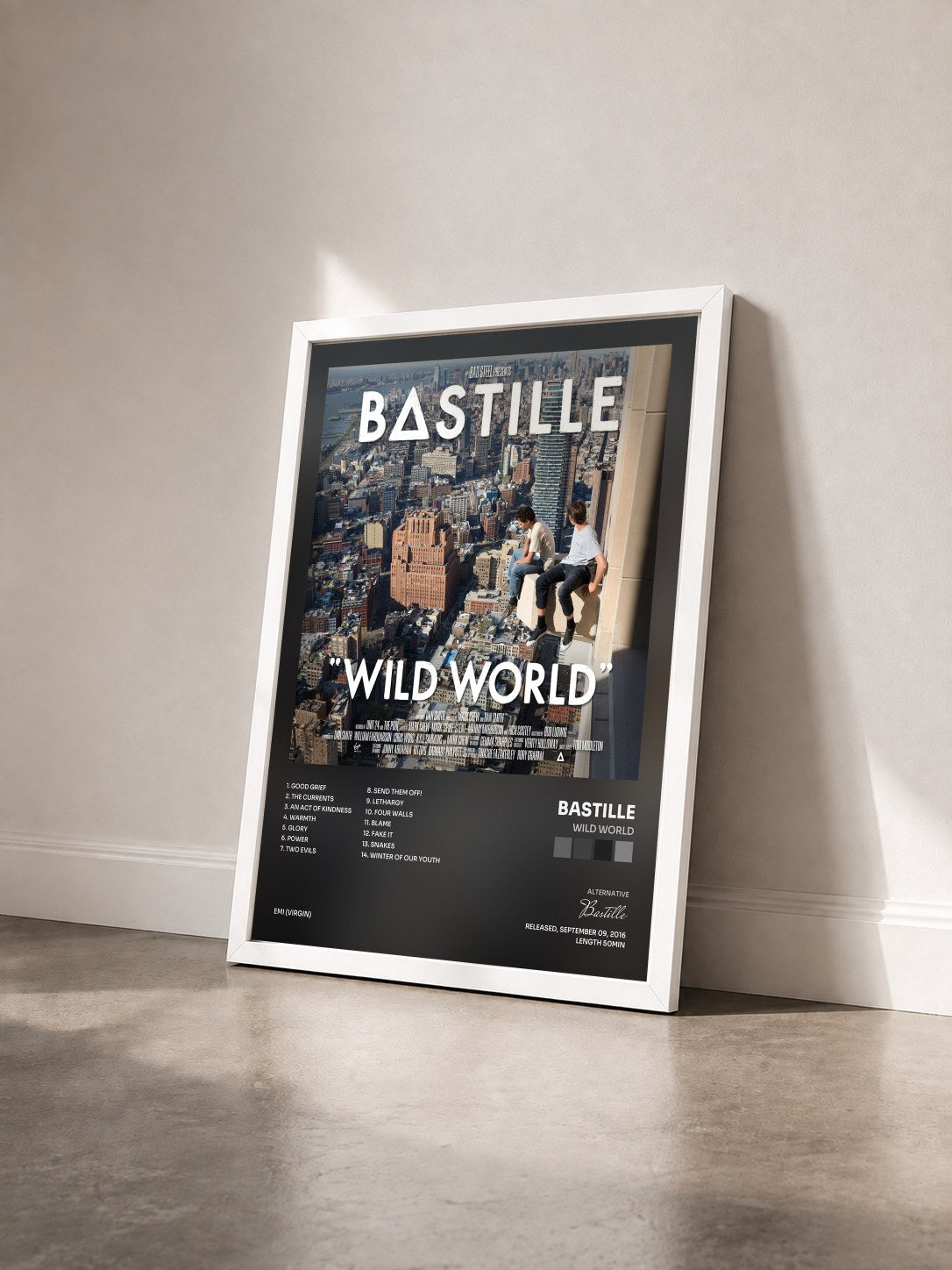 #blanc Wild World von Bastille als gerahmter Kunstdruck von schräg gesehen, weißer Rahmen