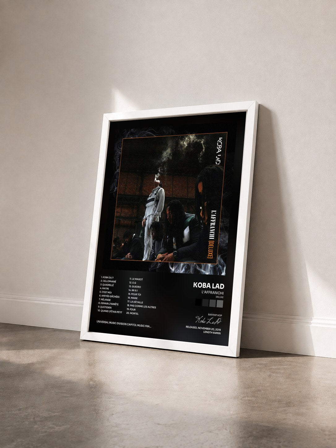 #blanc Tableau de l'album L'Affranchi (Deluxe) de Koba LaD vu de trois quarts, cadre blanc