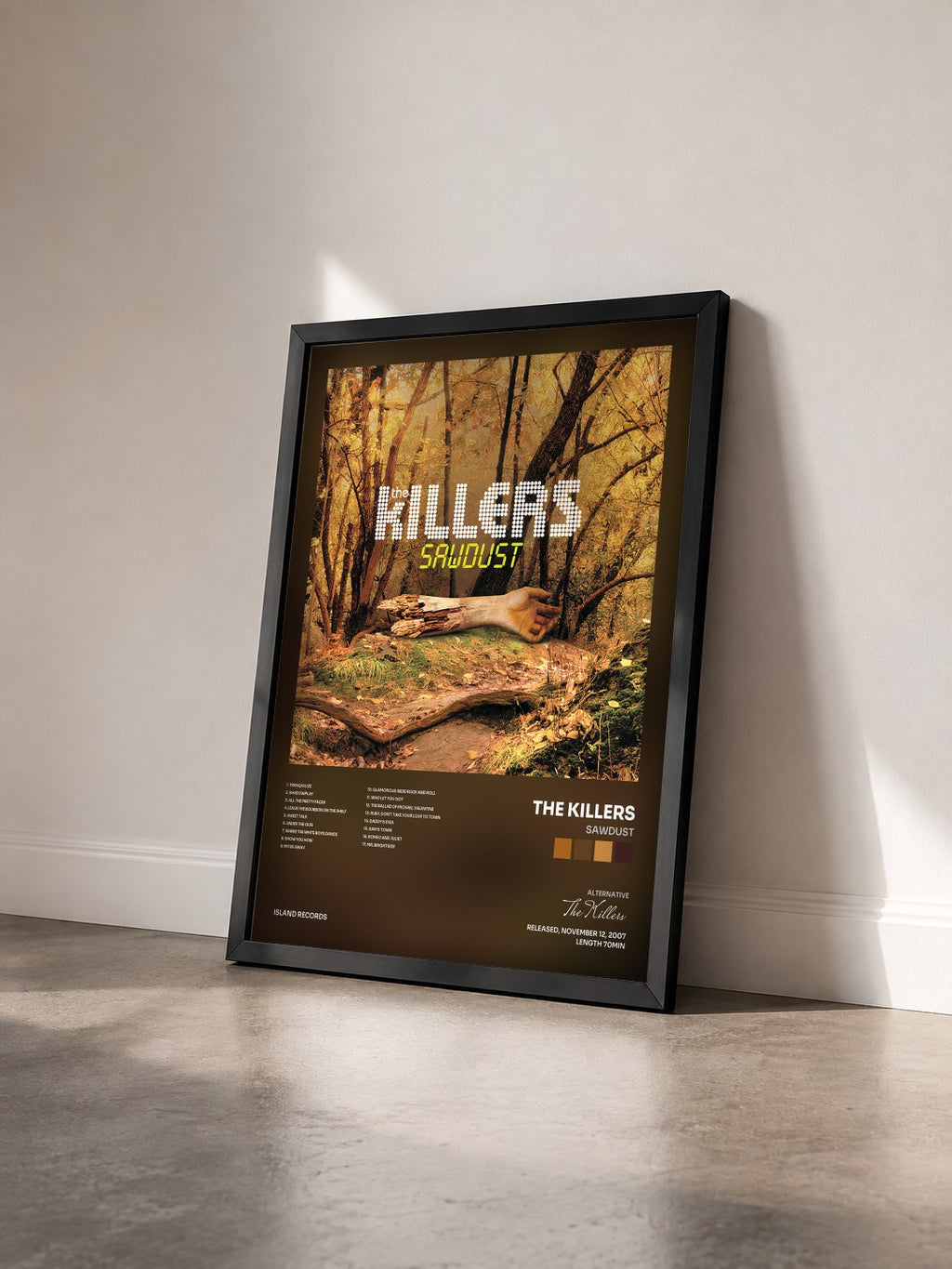 #noir Sawdust von The Killers als gerahmter Kunstdruck von schräg gesehen, schwarzer Rahmen