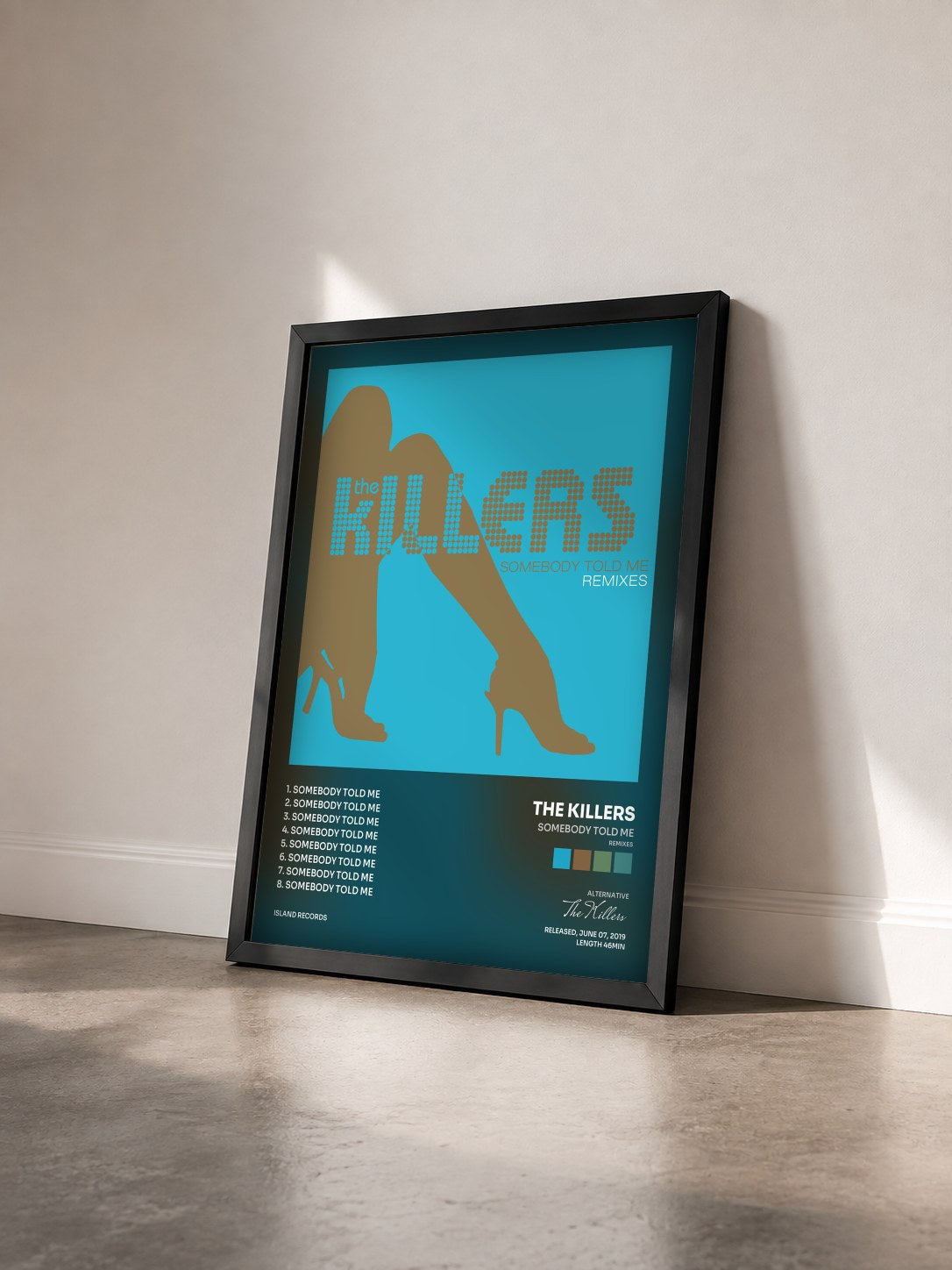 #noir Tableau de l'album Somebody Told Me (Remixes) de The Killers vu de trois quarts, cadre noir