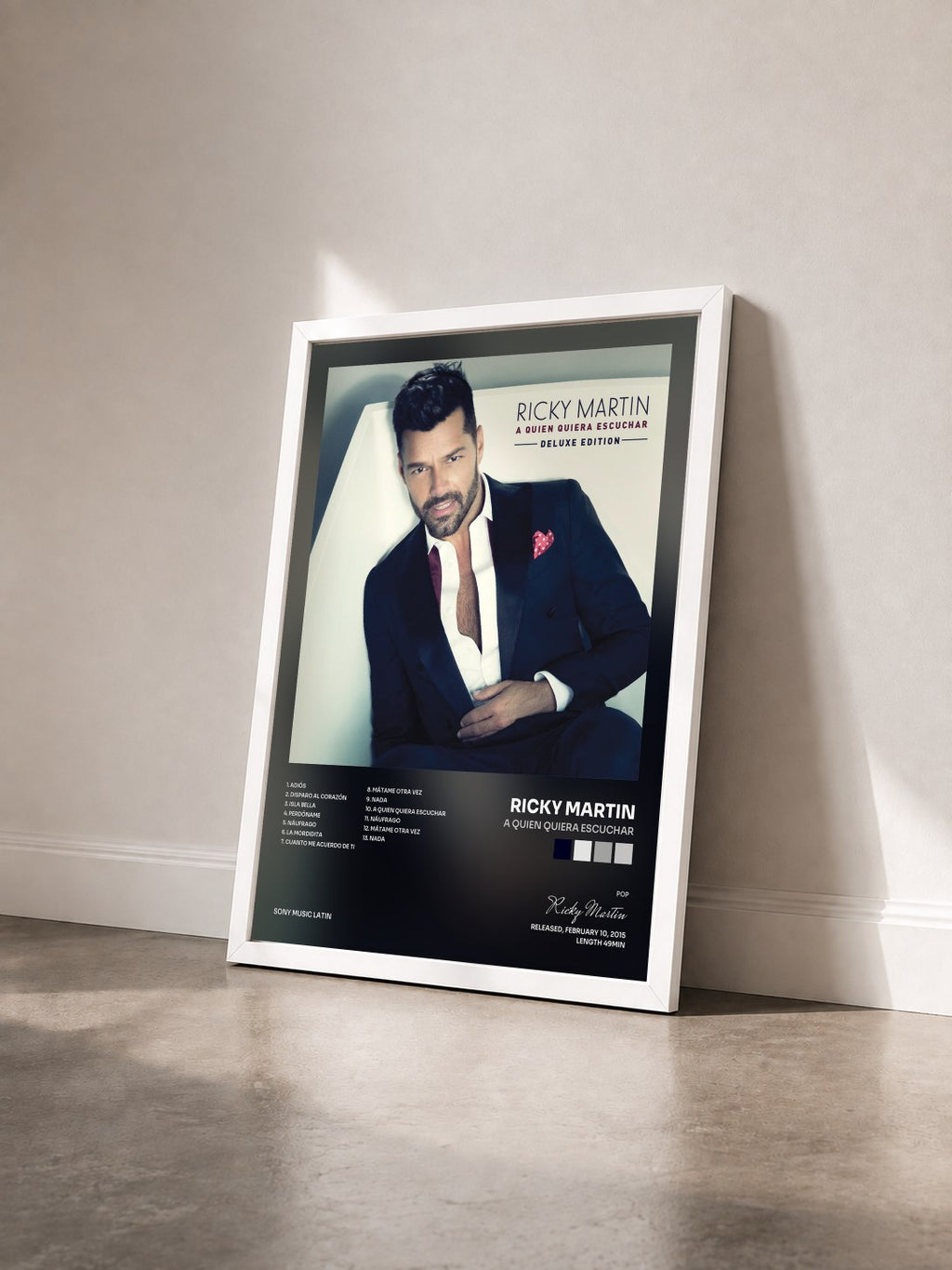 #blanc A Quien Quiera Escuchar von Ricky Martin als gerahmter Kunstdruck von schräg gesehen, weißer Rahmen