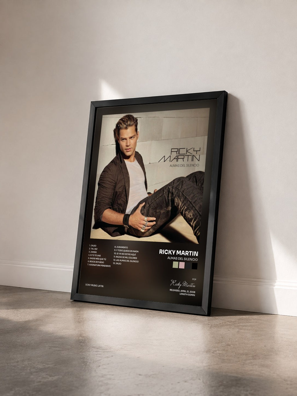 #noir Almas Del Silencio di Ricky Martin in stampa incorniciata vista di tre quarti, cornice nera