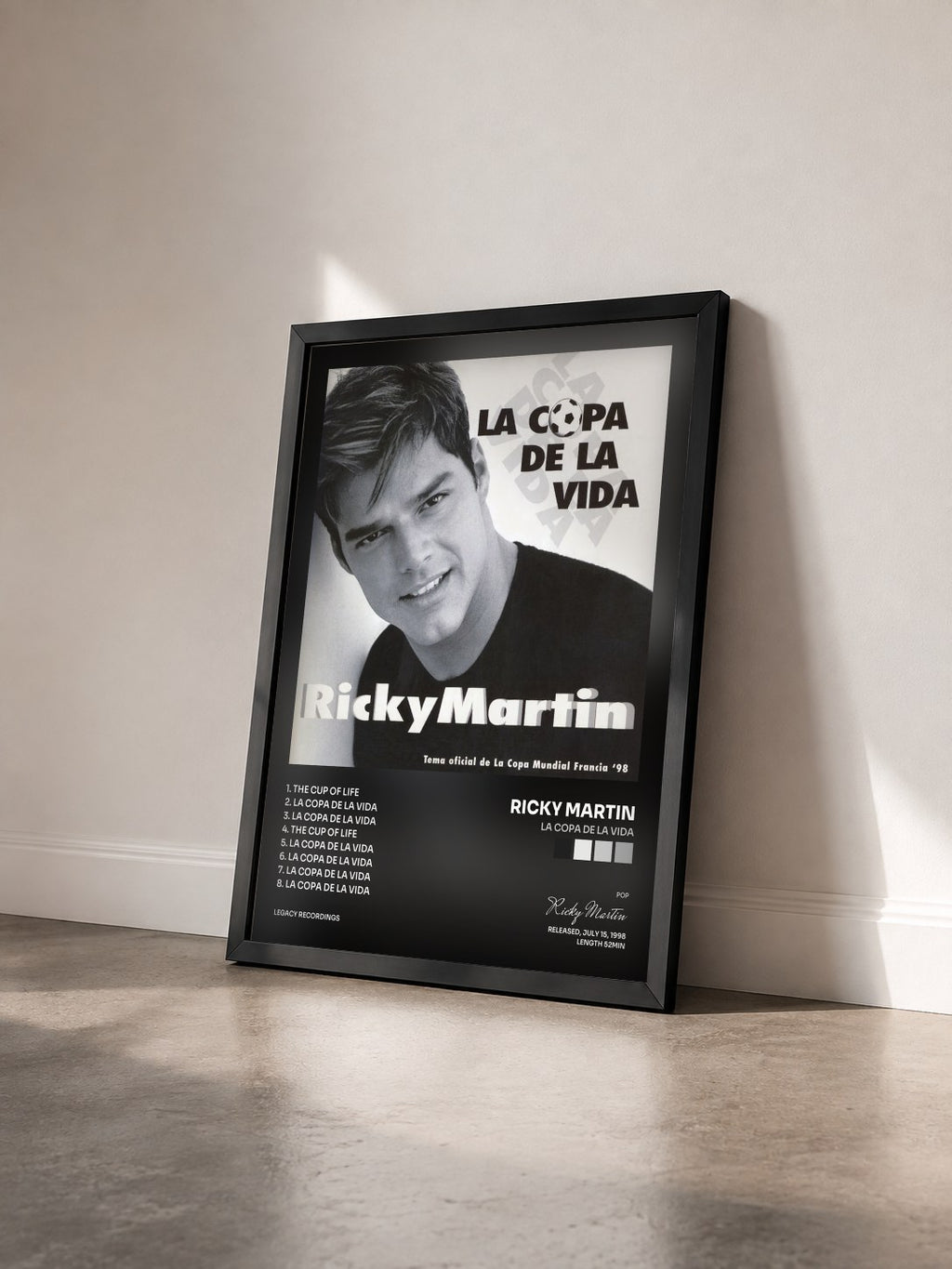 #noir La Copa von la Vida de Ricky Martin als gerahmter Kunstdruck von schräg gesehen, schwarzer Rahmen