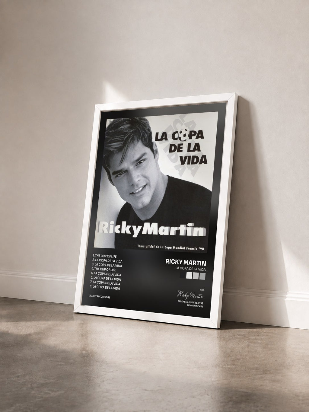 #blanc La Copa von la Vida de Ricky Martin als gerahmter Kunstdruck von schräg gesehen, weißer Rahmen