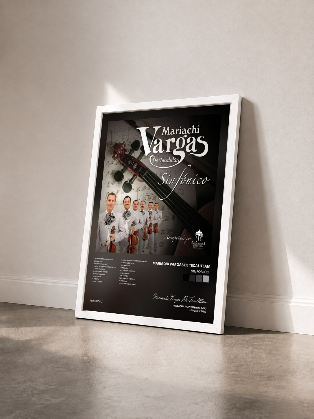 #blanc Tableau de l'album Sinfonico de Mariachi Vargas De Tecalitlan vu de trois quarts, cadre blanc