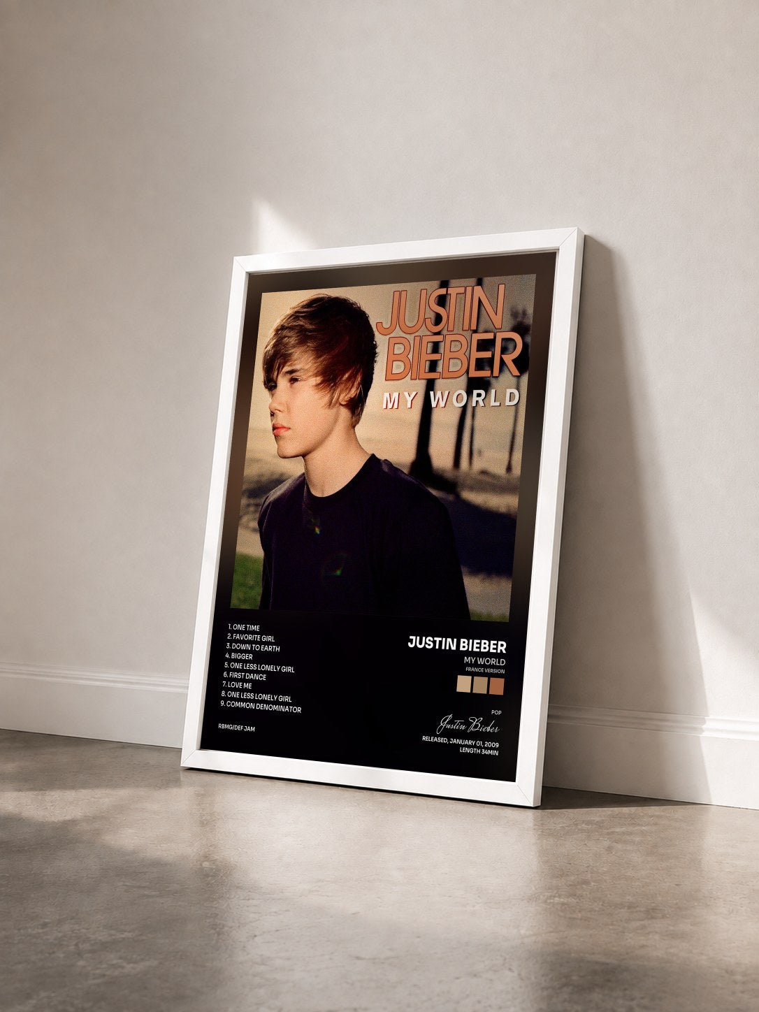 #blanc Tableau de l'album My World (France Version) de Justin Bieber vu de trois quarts, cadre blanc