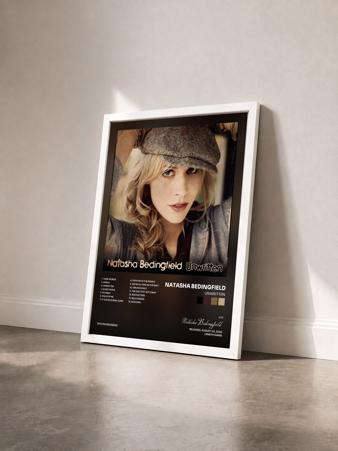 #blanc Tableau de l'album Unwritten de Natasha Bedingfield vu de trois quarts, cadre blanc