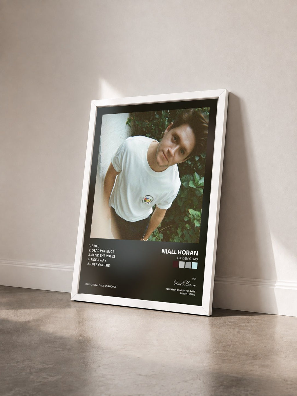 #blanc Hidden Gems von Niall Horan als gerahmter Kunstdruck von schräg gesehen, weißer Rahmen