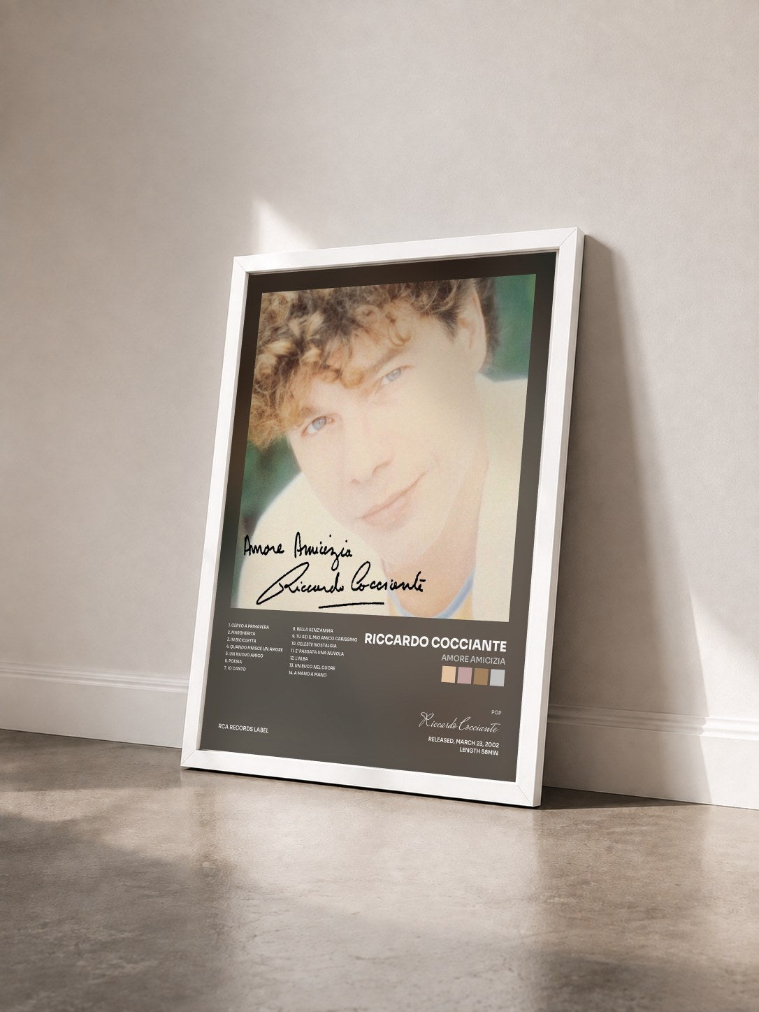 #blanc Tableau de l'album Amore Amicizia de Riccardo Cocciante vu de trois quarts, cadre blanc