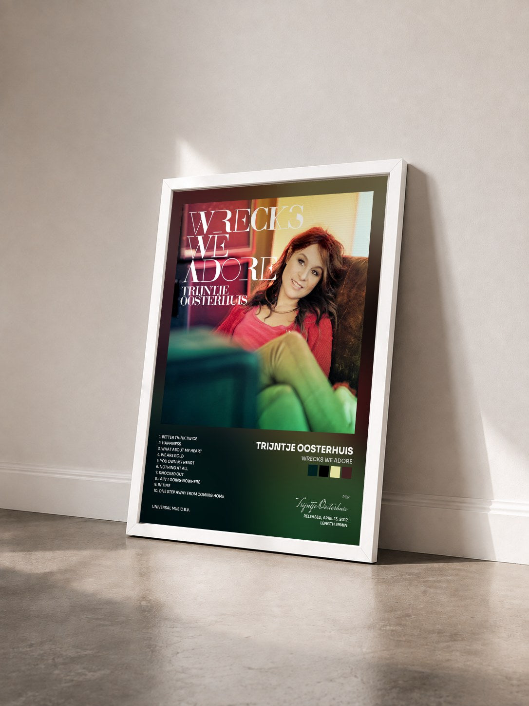 #blanc Tableau de l'album Wrecks We Adore de Trijntje Oosterhuis vu de trois quarts, cadre blanc