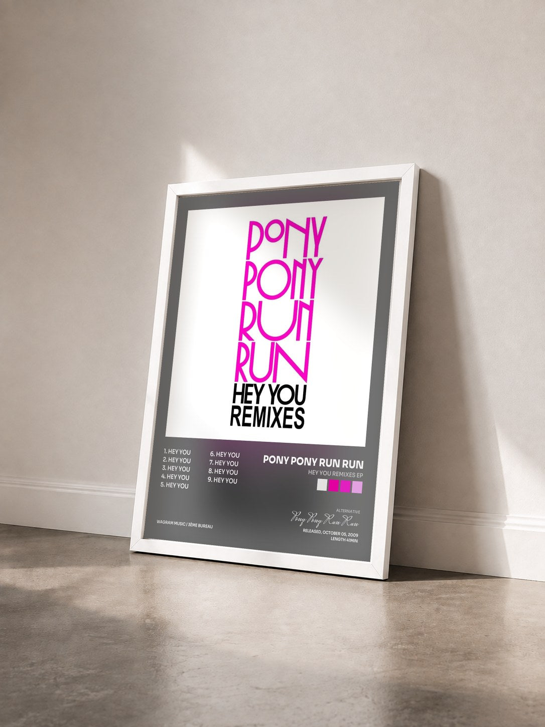 #blanc Tableau de l'album Hey You Remixes EP de Pony Pony Run Run vu de trois quarts, cadre blanc