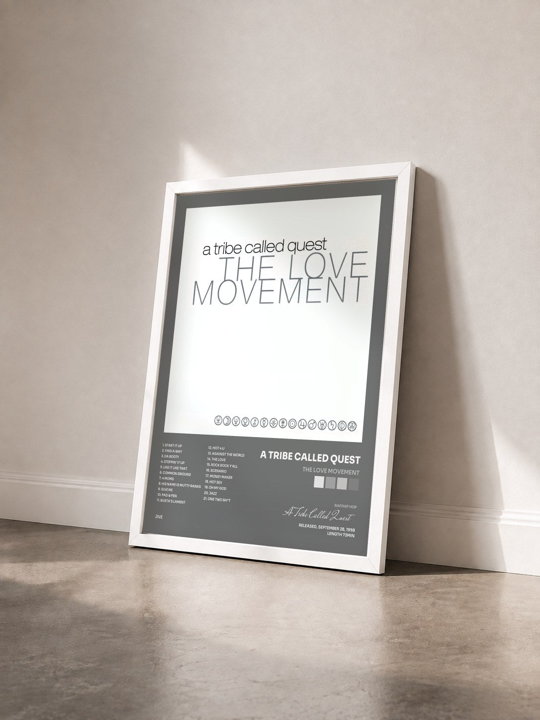 #blanc Tableau de l'album The Love Movement de A Tribe Called Quest vu de trois quarts, cadre blanc