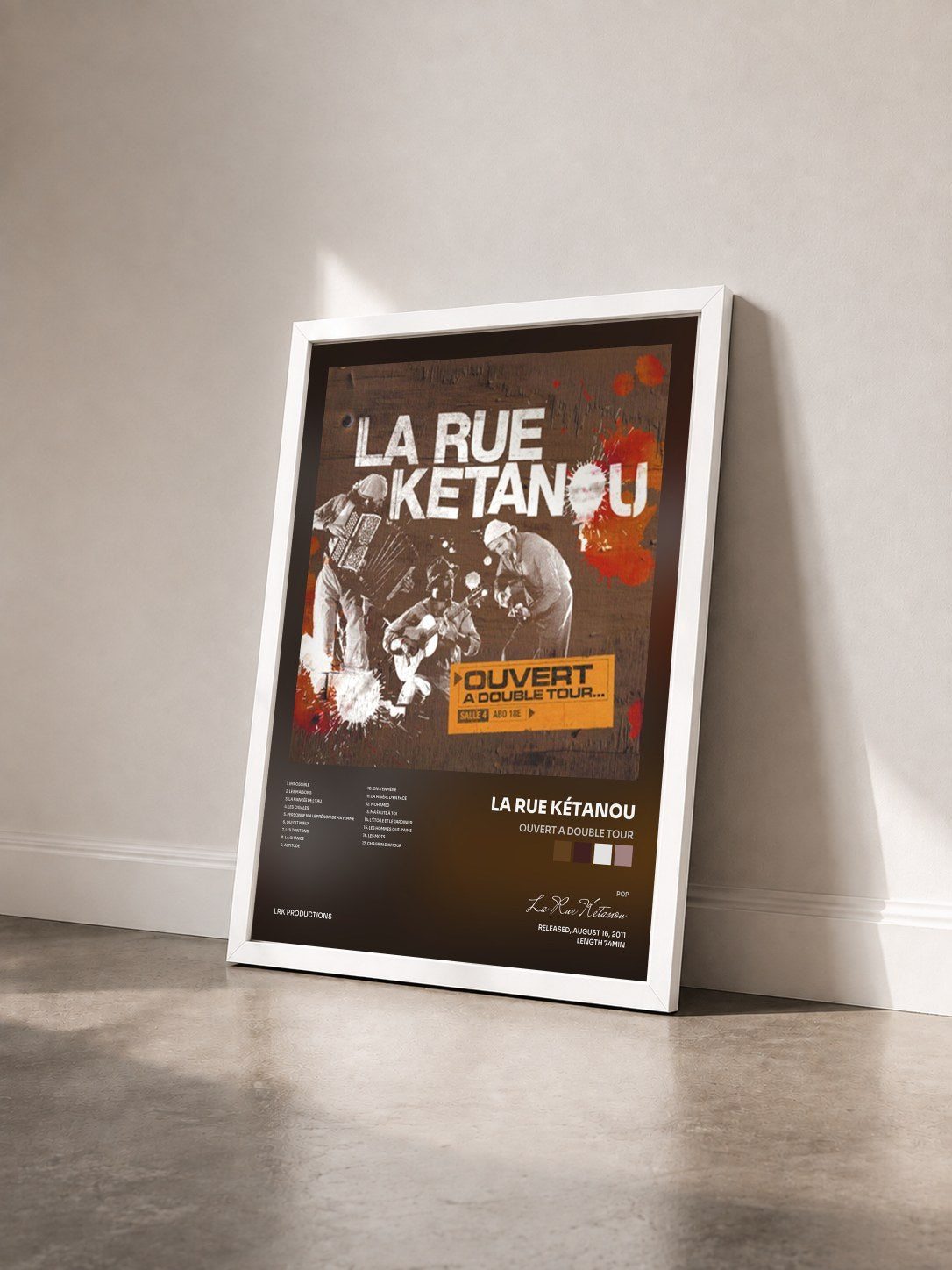 #blanc Tableau de l'album Ouvert a double tour de La Rue Kétanou vu de trois quarts, cadre blanc