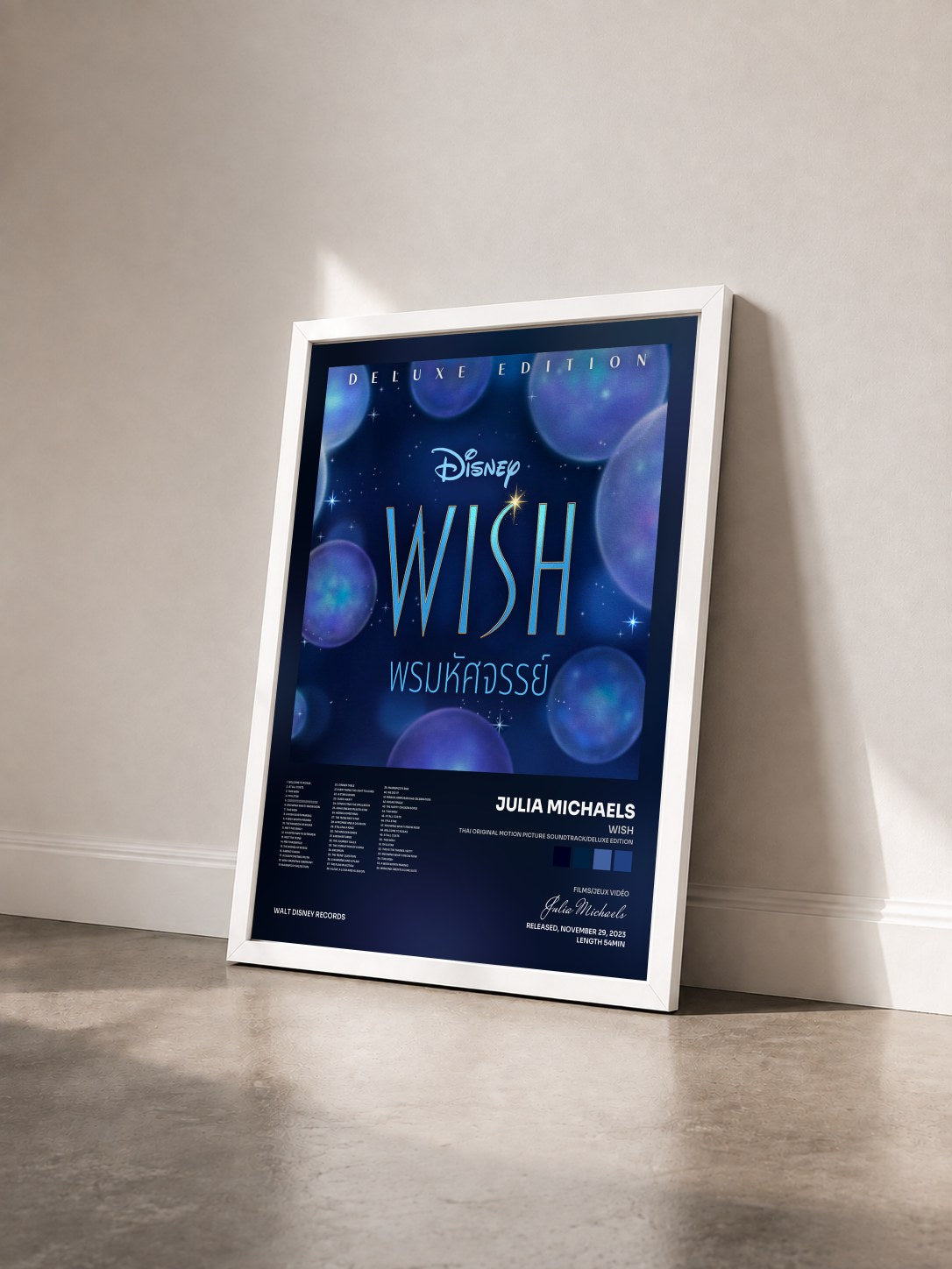 #blanc Tableau de l'album Wish (Thai Original Motion Picture Soundtrack/Deluxe Edition) de Julia Michaels vu de trois quarts, cadre blanc