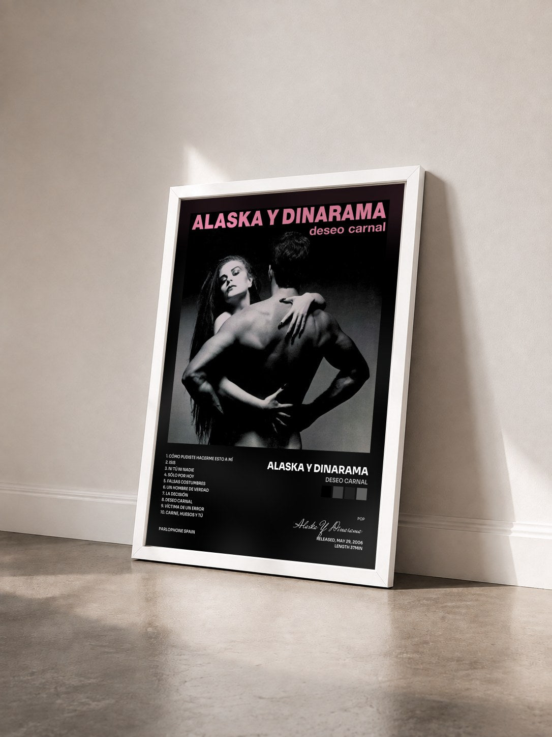 #blanc Tableau de l'album Deseo Carnal de Alaska Y Dinarama vu de trois quarts, cadre blanc