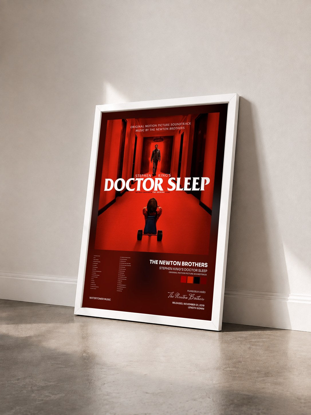 #blanc Tableau de l'album Stephen King's Doctor Sleep (Original Motion Picture Soundtrack) de The Newton Brothers vu de trois quarts, cadre blanc