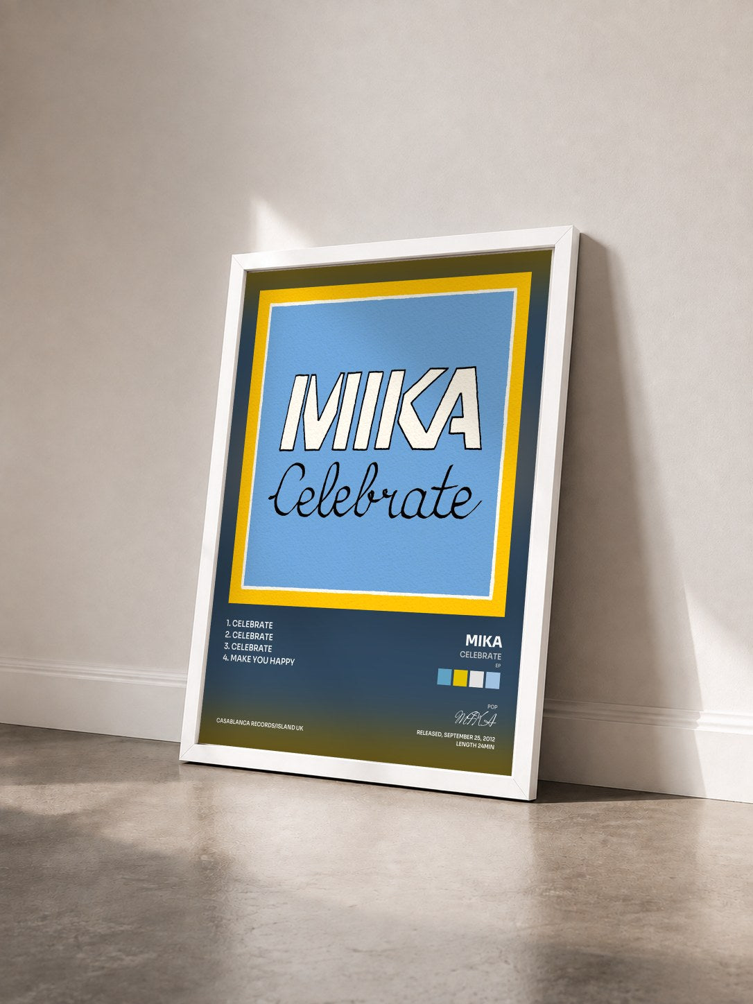 #blanc Celebrate (EP) von MIKA als gerahmter Kunstdruck von schräg gesehen, weißer Rahmen