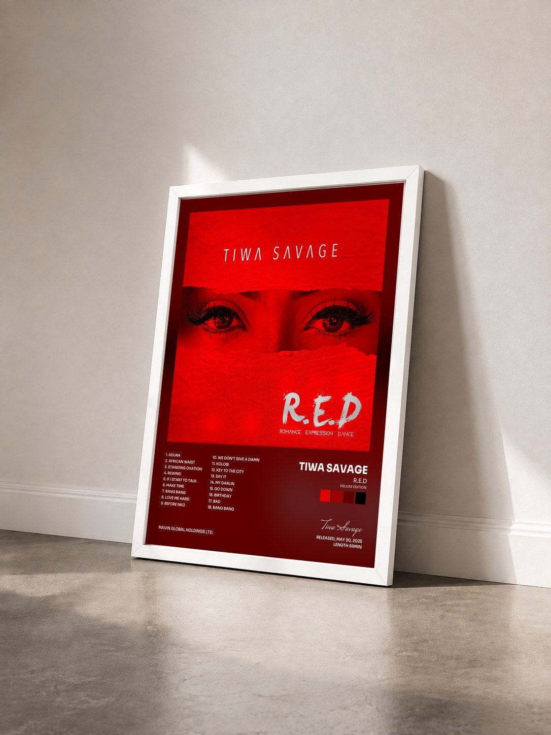 #blanc R.E.D (Deluxe Edition) von Tiwa Savage als gerahmter Kunstdruck von schräg gesehen, weißer Rahmen