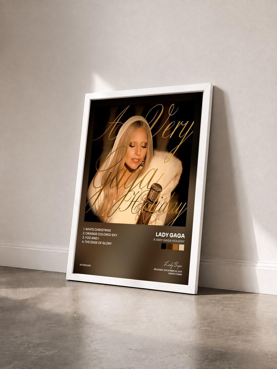 #blanc Tableau de l'album A Very Gaga Holiday de Lady Gaga vu de trois quarts, cadre blanc