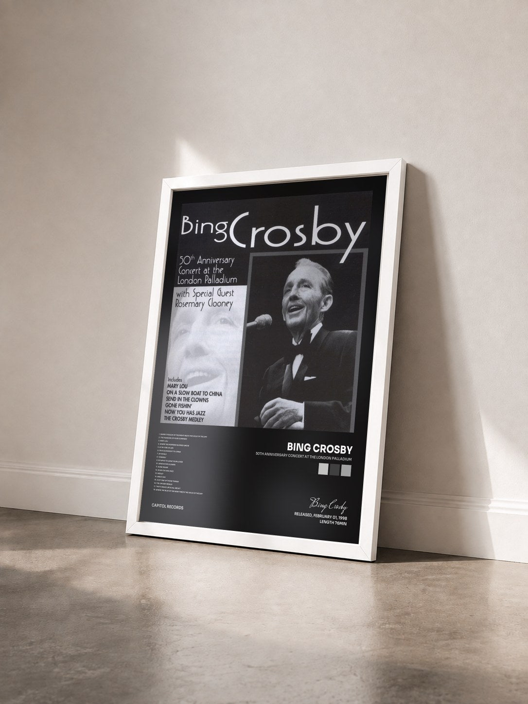 #blanc Tableau de l'album 50th Anniversary Concert At The London Palladium de Bing Crosby vu de trois quarts, cadre blanc